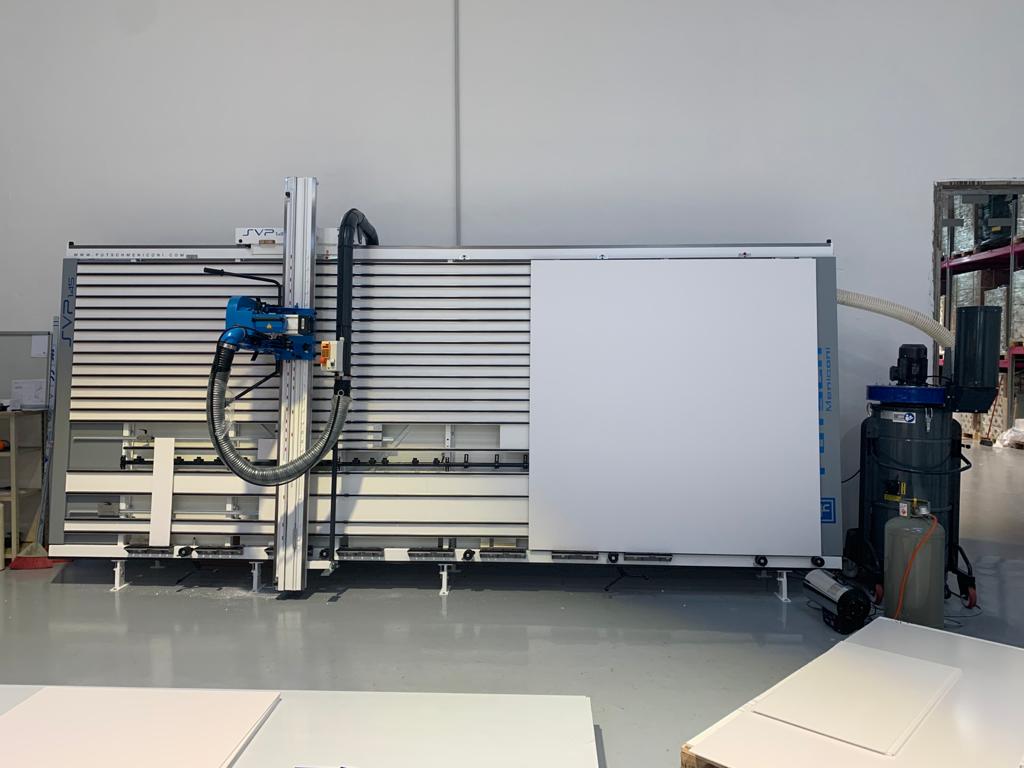 Vertikal såg med anslutet dammutsug